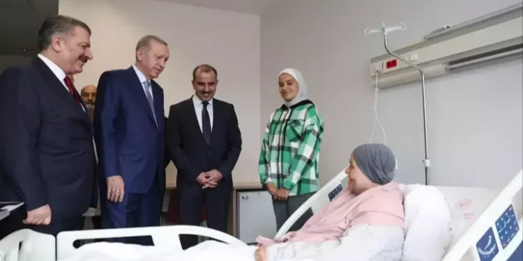 أردوغان يزور المرضى الفلسطينيين القادمين من غزة