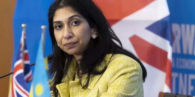 إقالة وزيرة الداخلية البريطانية بعد إهانتها المؤيدين لفلسطين