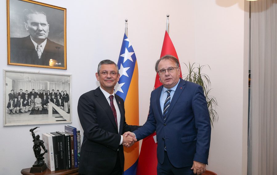 زعيم حزب الشعب الجمهوري يزور البوسنة والهرسك