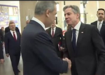 لماذا رفض وزير الخارجية التركي معانقة نظيره الأمريكي؟