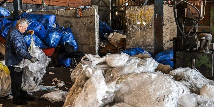 لماذا تستورد تركيا النفايات الأوروبية؟