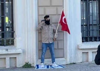 باكستاني في تركيا يهدد بإطلاق النار على نفسه احتجاجا على حرب غزة