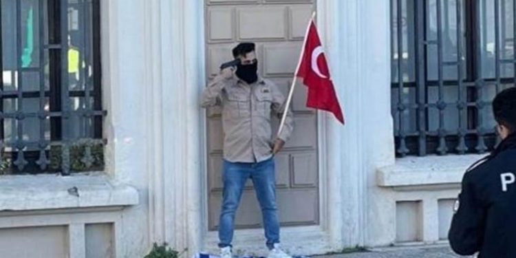 باكستاني في تركيا يهدد بإطلاق النار على نفسه احتجاجا على حرب غزة