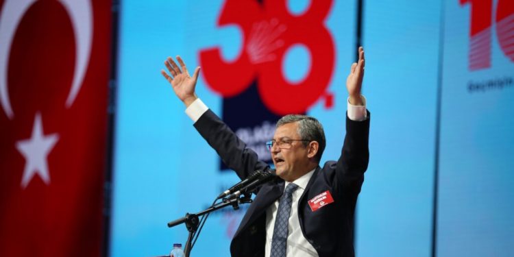 أوزجور أوزال رئيسا لحزب الشعب الجمهوري المعارض