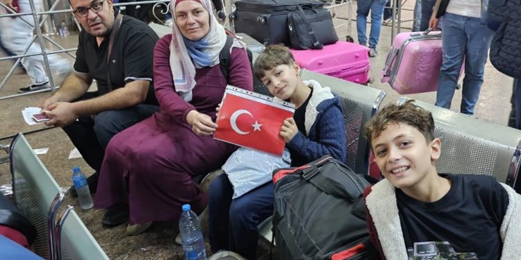 وصول 42 تركيًا تم إجلاؤهم من غزة إلى إسطنبول