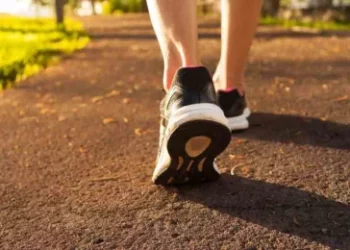 هل يجب المشي 10 آلاف خطوة يوميًا لتعزيز الصحة؟