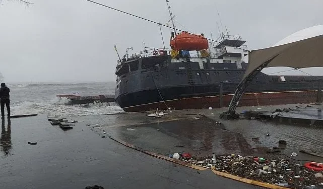 انتشال جثة أحد أفراد طاقم السفينة التركية الغارقة