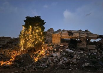 قداس عيد الميلاد بين أنقاض كنيسة أنطاكيا المدمرة جراء الزلزال