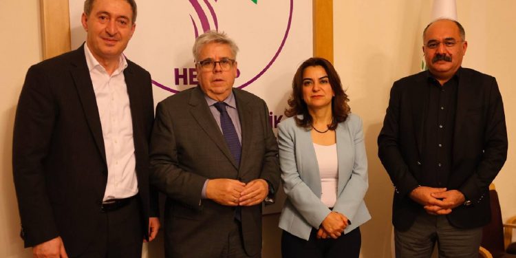 المقرر البرلمان الأوروبي بشأن تركيا يزور الحزب الكردي