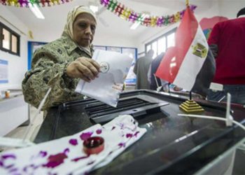 وصول القضاة المشرفون على الانتخابات الرئاسية المصرية إلى مراكز الاقتراع