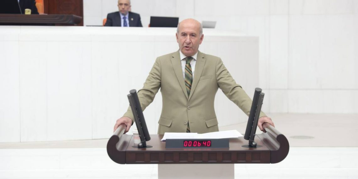 برلماني كردي يثير غضبًا بسبب حديثه باللغة السريانية