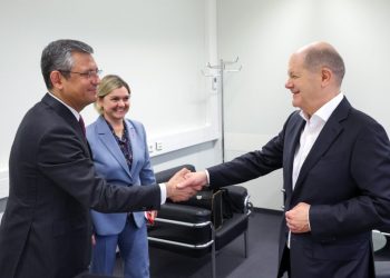 زعيم المعارضة التركية يلتقي المستشار الألماني