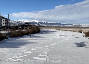 تجمد مدن شرق تركيا مع انخفاض الحرارة 18 درجة تحت الصفر