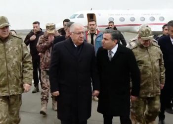 وزير الدفاع التركي يصل الحدود العراقية بعد مقتل 12 جنديا