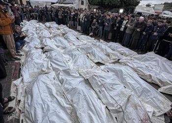 صلاة جنازة جماعية على شهداء الهجوم الإسرائيلي على مخيم المغازي في غزة