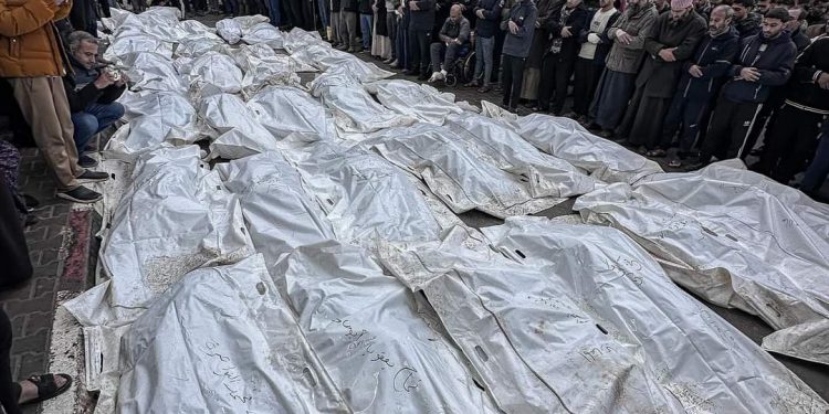 صلاة جنازة جماعية على شهداء الهجوم الإسرائيلي على مخيم المغازي في غزة