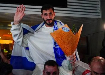 تل أبيب: رفع لاعب كرة القدم الإسرائيلي في تركيا على الأكتاف