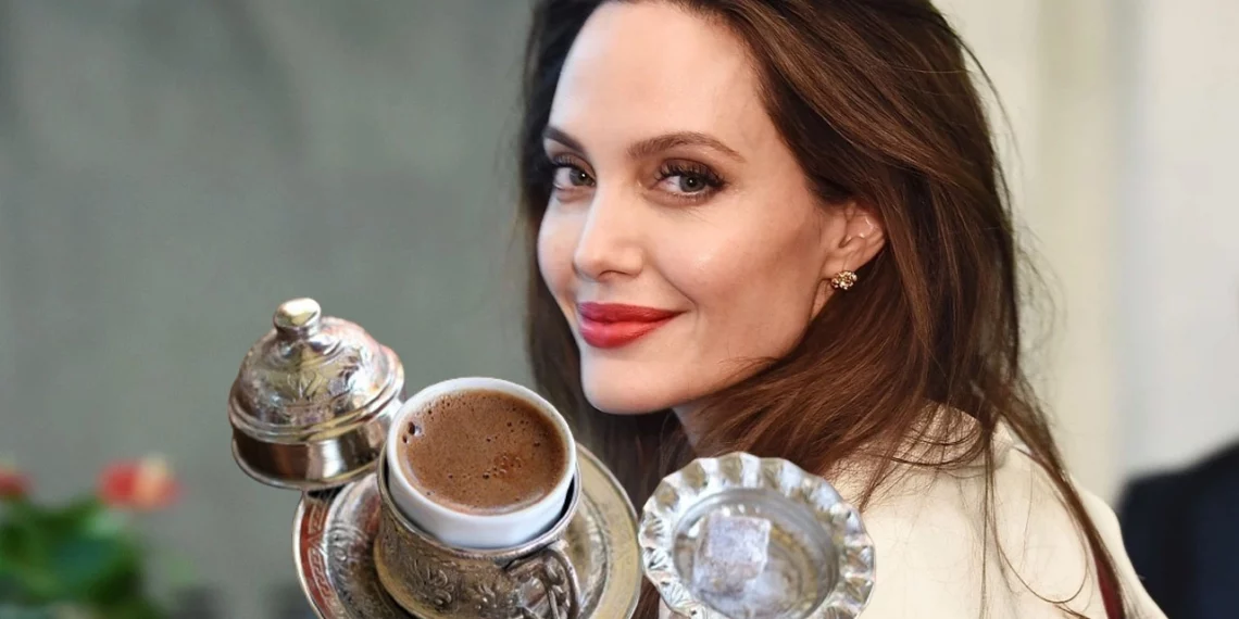 مقهى أنجلينا جولي يبيع القهوة التركية والبيدة والبقلاوة