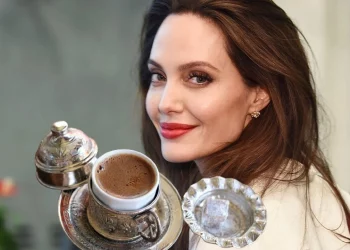 مقهى أنجلينا جولي يبيع القهوة التركية والبيدة والبقلاوة