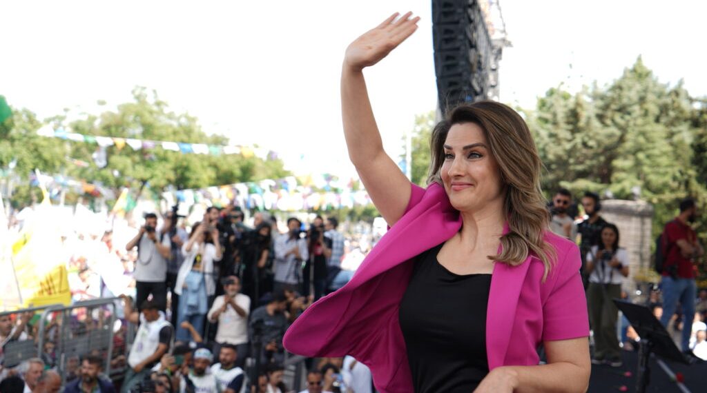 الناخبون الأكراد يطلبون من باشاك دميرطاش الترشح في إسطنبول
