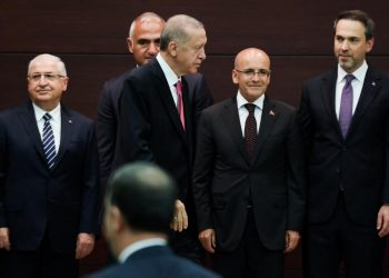 بلومبيرج: أردوغان يمنع وزير المالية من حضور منتدى دافوس