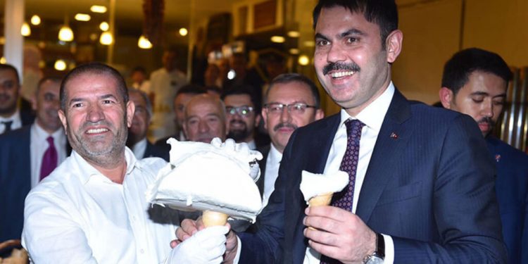 مراد كوروم يظهر مع متهم بمقتل 35 شخصًا!