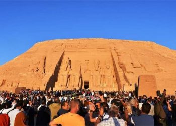 الشمس تتعامد على تمثال رمسيس الثاني في أسوان