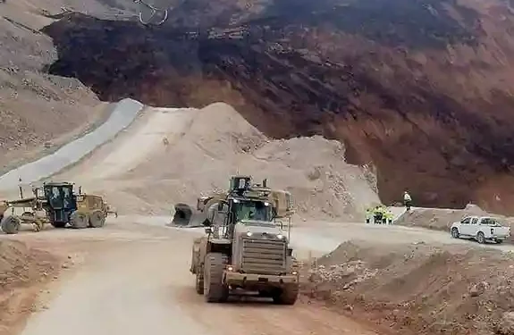 وزير تركي يقطع زيارته إلى مصر بعد كارثة منجم الذهب