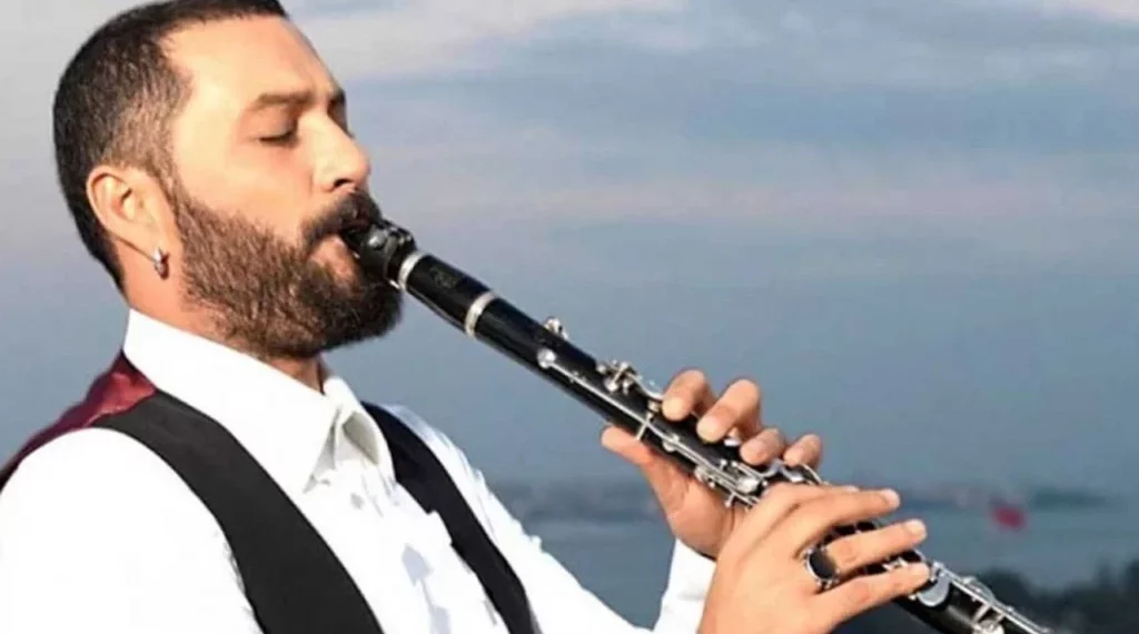 عازف كلارينيت ينفي ترشحه في بيرجاما عن حزب أردوغان