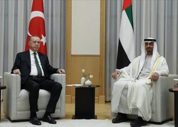أردوغان يصل الإمارات وبرج خليفة يتزين بعلم تركيا