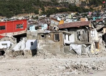 308 ألف تركي هجروا منطقة الزلزال المدمر