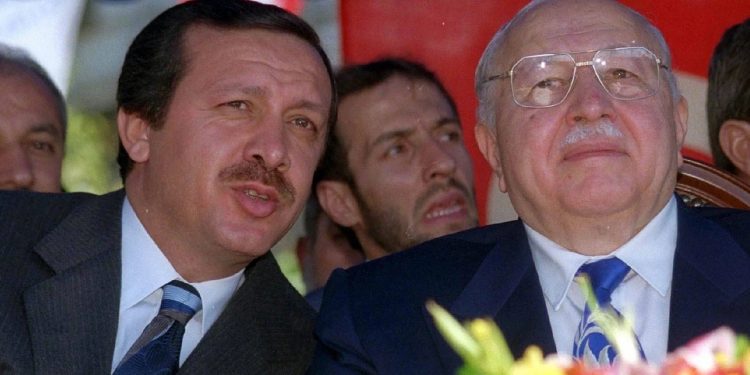 هل سعى أردوغان لحبس قدوته نجم الدين أربكان؟