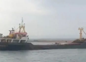 تركيا تعلن غرق سفينة شحن وفقدان طاقهما