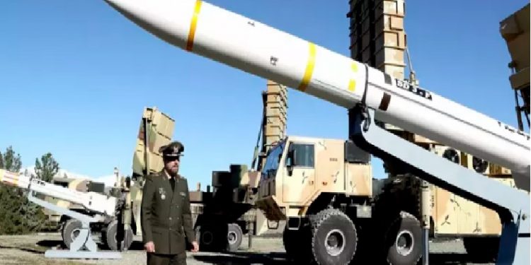 إيران تكشف عن منظومة دفاع جوي مع تصاعد التوترات