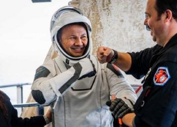 أول رائد فضاء تركي يعود إلى الأرض بسلام