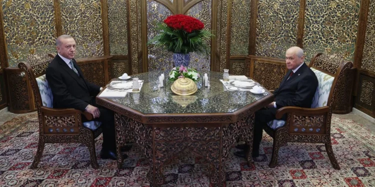 أردوغان يتلقى 70 وردة في عيد ميلاده!