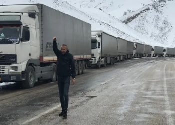 تكدس الشاحنات على الحدود التركية الإيرانية