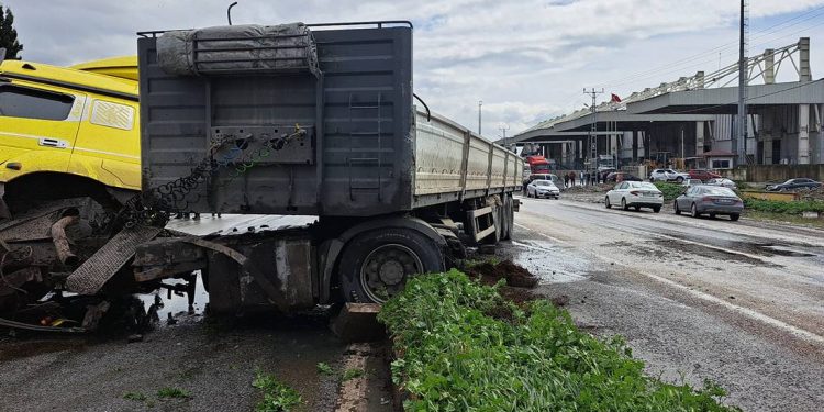 مقتل 5 جراء اصطدام سيارة بشاحنة في هاتاي