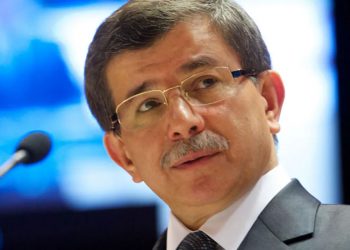 أحمد داوود أوغلو يهدد الحكومة التركية بفضيحة