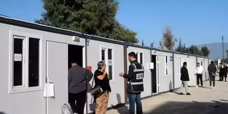 الناخبون في هاتاي التي ضربها الزلزال يصوتون بالحاويات