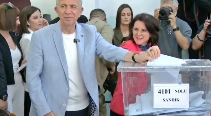 منصور يافاش يدلي بصوته في انتخابات أنقرة