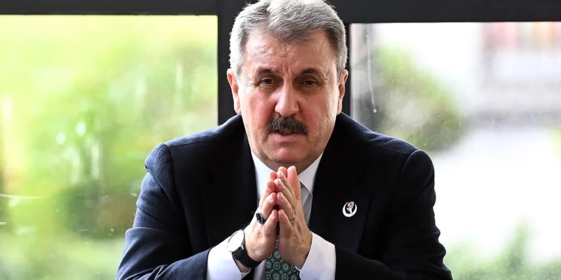 زعيم حزب تركي يتعرض لحادث مروري