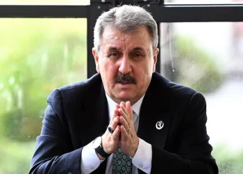 زعيم حزب تركي يتعرض لحادث مروري