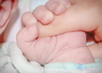 سيدات في تركيا يبعن أطفالهن عبر الإنترنت!