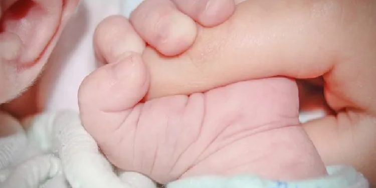 سيدات في تركيا يبعن أطفالهن عبر الإنترنت!