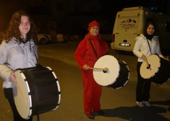 فرقة نسائية توقظ سكان مرسين للسحور على قرع الطبول