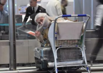 أكاديمية إيرانية تقييم في مطار إسطنبول منذ شهرين