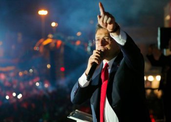 فايننشال تايمز: أكرم إمام أوغلو قادر على جذب العلمانيين والمحافظين