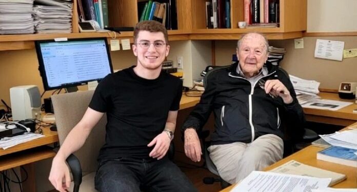 فيزيائي تركي يحصل على الجائزة الكبرى من جامعة هارفارد