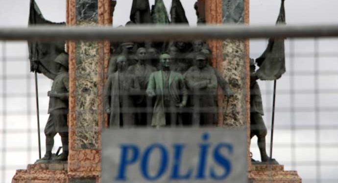 حواجز معدنية في ميدان تقسيم قبل عيد العمال